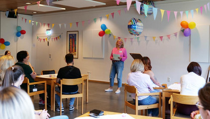 Ute Kröplin hält im bunt geschmückten Veranstaltungsraum eine Rede bei der Anerkennungsfeier für internationale Pflegefachkräfte im Albertinen Krankenhaus in Hamburg.