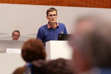 Dr. med. Fabian Paul steht am Rednerpult und hält einen Vortrag beim 2. Norderstedter Herz- und Gefäßtag mit dem Albertinen Herz- und Gefäßzentrum Hamburg im Norderstedter Rathaus