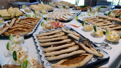 Ein Buffet mit verschiedenen kalten Speisen und Fingerfood bei der Anerkennungsfeier für internationale Pflegefachkräfte im Albertinen Krankenhaus in Hamburg.