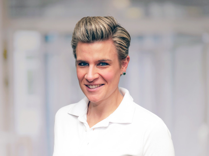 Portraitfoto Dr. med. Julia Reinke, Sektionsleiterin Endoprothetik und Leitende Oberärztin, Klinik für Orthopädie und Unfallchirurgie, Albertinen Krankenhaus, Hamburg Portraitfoto Dr. med. Julia Reinke, Sektionsleiterin Endoprothetik und Leitende Oberärztin, Klinik für Orthopädie und Unfallchirurgie, Albertinen Krankenhaus, Hamburg