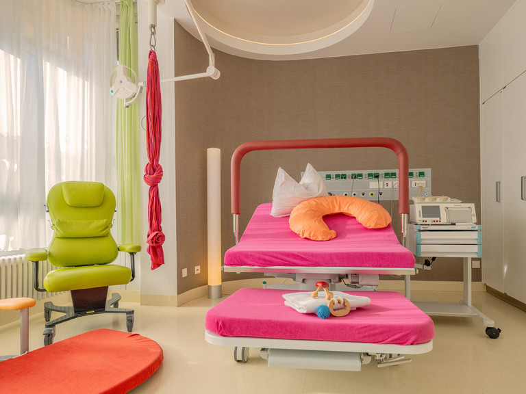 Ein moderner Kreißsaal im Immanuel Klinikum Bernau Herzzentrum Brandenburg