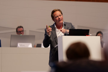 Dr. Ralf Bader, Leitender Oberarzt in der Herzchirurgie, steht am Rednerpult und hält seinen Vortrag beim 2. Norderstedter Herz- und Gefäßtag mit dem Albertinen Herz- und Gefäßzentrum Hamburg im Norderstedter Rathaus