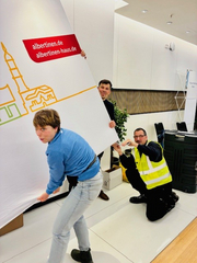 Team des Albertinen Krankenhauses baut Messestand beim Springer Gesundheitspflege-Kongress 2025 auf Team des Albertinen Krankenhauses baut Messestand beim Springer Gesundheitspflege-Kongress 2025 auf