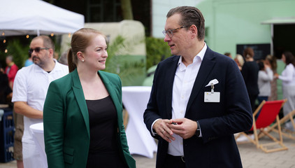 Lydia Groß, Leiterin Konzernbereich Personal, im Gespräch mit Christian Rilz beim Albertinen-Sommerfest für die Mitarbeitenden aus den unterschiedlichen Einrichtungen der Immanuel Albertinen Diakonie am Standort Schnelsen auf dem Platz vor der Kirche am Albertinen Krankenhaus.