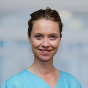 Portraitfoto von Dr. med. Carolin Punde, Oberärztin in der Klinik für Diagnostische und Interventionelle Radiologie im Albertinen Krankenhaus in Hamburg, in blauer Funktionskleidung.