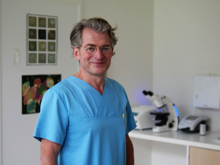 Dr. Matthias Janneck, Sektionsleiter Nephrologie im Albertinen Herz- und Gefäßzentrum des Albertinen Krankenhauses in Hamburg-Schnelsen, blickt im Laborbereich in eine Kamera