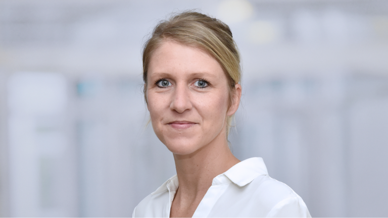 Portraitfoto Sabrina Wobst vor einem weiss-grauen Fotohintergrund, Verwaltungsdirektorin im Albertinen Krankenhaus in Hamburg-Schnelsen Portraitfoto Sabrina Wobst vor einem weiss-grauen Fotohintergrund, Verwaltungsdirektorin im Albertinen Krankenhaus in Hamburg-Schnelsen