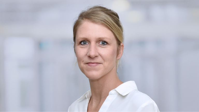 Portraitfoto Sabrina Wobst vor einem weiss-grauen Fotohintergrund, Verwaltungsdirektorin im Albertinen Krankenhaus in Hamburg-Schnelsen Portraitfoto Sabrina Wobst vor einem weiss-grauen Fotohintergrund, Verwaltungsdirektorin im Albertinen Krankenhaus in Hamburg-Schnelsen