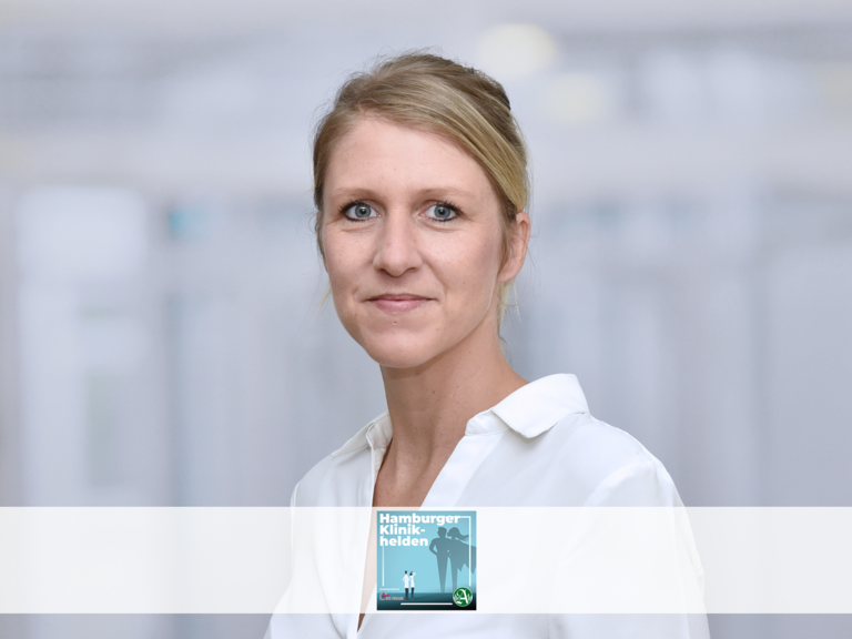 Portraitfoto Sabrina Wobst vor einem weiss-grauen Fotohintergrund, Verwaltungsdirektorin im Albertinen Krankenhaus in Hamburg-Schnelsen Portraitfoto Sabrina Wobst vor einem weiss-grauen Fotohintergrund, Verwaltungsdirektorin im Albertinen Krankenhaus in Hamburg-Schnelsen