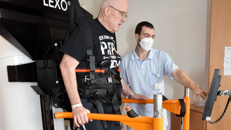 Patient auf Gangtrainer in Begleitung eines Physiotherapeuten - Interdisziplinäres Therapiezentrum - Neurologie - Albertinen Krankenhaus Hamburg