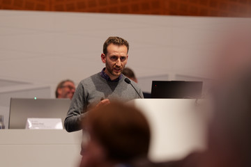Ein Redner steht am Rednerpult und hält einen Vortrag beim 2. Norderstedter Herz- und Gefäßtag mit dem Albertinen Herz- und Gefäßzentrum Hamburg im Norderstedter Rathaus