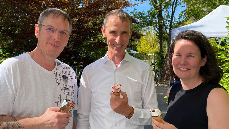 Drei Mitarbeitende des Albertinen Krankenhauses genießen bei „Let’s have lunch“ gemeinsam ein Eis in der Sonne.
