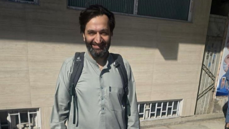 Herzchirurg Dr. Ahsannullah Madad Fassli nimmt in Kabul medizinisches Material der Herzbrücke der Albertinen-Stiftung entgegen, das 2025 für lebensrettende Herzoperationen von Kindern in Afghanistan bereitgestellt wurde.