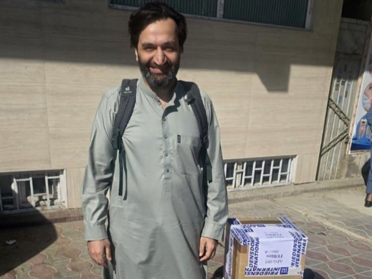 Herzchirurg Dr. Ahsannullah Madad Fassli nimmt in Kabul medizinisches Material der Herzbrücke der Albertinen-Stiftung entgegen, das 2025 für lebensrettende Herzoperationen von Kindern in Afghanistan bereitgestellt wurde.