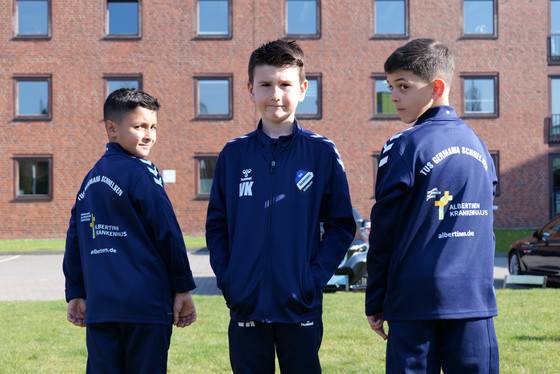 Drei Spieler der F-Jugend Fußball TUS Germania Schnelsen in den vom Albertinen Krankenhaus gesponserten Trainingsanzügen, Sponsoring, Kinder- und Jugendsport, Hamburg Drei Spieler der F-Jugend Fußball TUS Germania Schnelsen in den vom Albertinen Krankenhaus gesponserten Trainingsanzügen