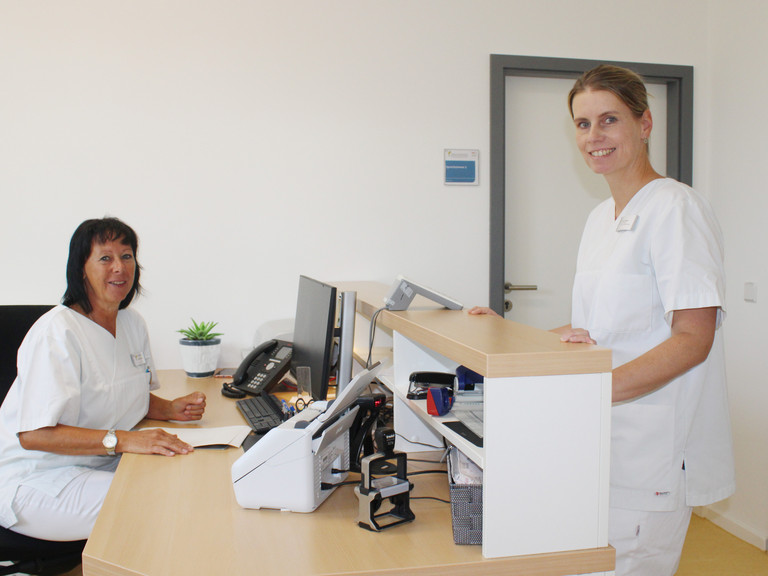 Sabrina Pfendtner, Medizinische Fachangestellte (l.) und Dr. med. Stefanie Steinmeier in der Praxis für Kardiologie des Immanuel MVZ Barnim Ahrensfelde