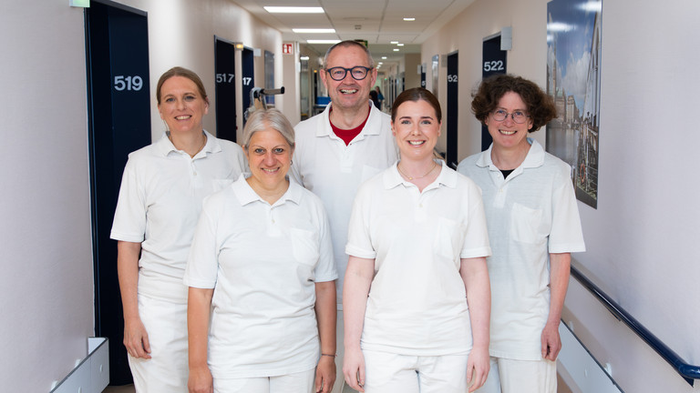 Das Palliativteam des Interdisziplinären Therapiezentrums im Albertinen Krankenhaus in Hamburg Schnelsen stehen auf dem Gang und strahlt in die Kamera