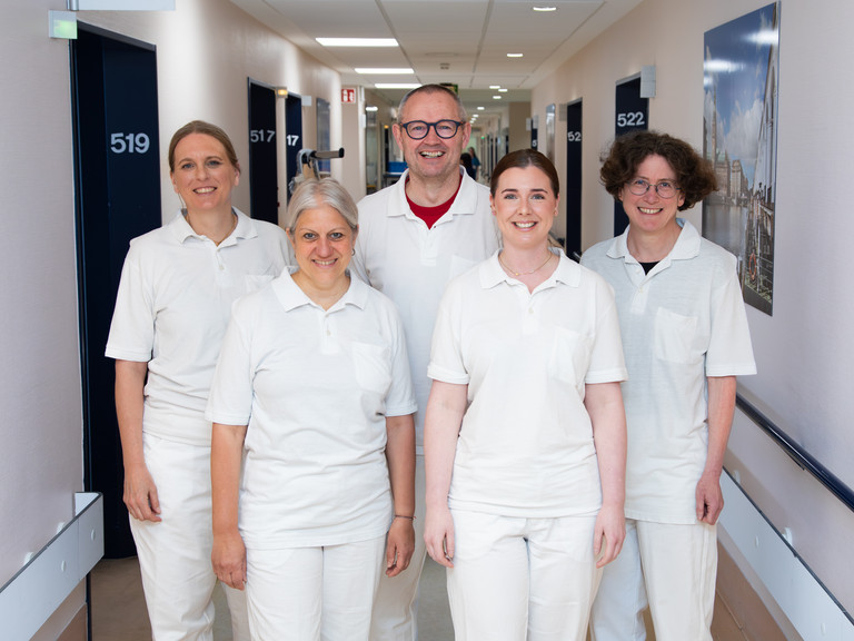 Das Palliativteam des Interdisziplinären Therapiezentrums im Albertinen Krankenhaus in Hamburg Schnelsen stehen auf dem Gang und strahlt in die Kamera