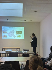 Christian Rilz, Geschäftsführer des Albertinen Krankenhauses Hamburg hält einen Vortrag für eine Gruppe Studierender 