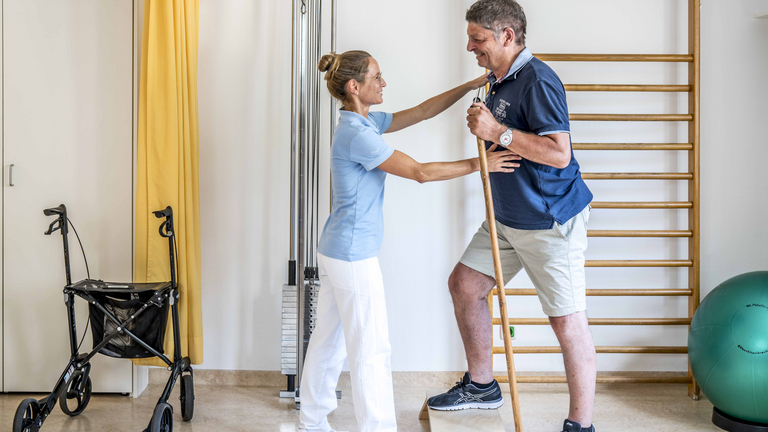 Therapeutin mit einem Patienten beim physiotherapeutischen Training im Interdisziplinären Therapiezentrum im Albertinen Krankenhaus