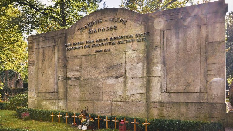 Diakonie Hospiz Wannsee -  Ehrenamtliche beenden Ausbildung - Trauerarbeit - Abbildung Grabstelle