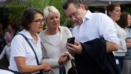 Langjährige Mitarbeiterinnen im Gespräch mit Krankenhaus-Geschäftsführer Christian Rilz beim Albertinen-Sommerfest für die Mitarbeitenden aus den unterschiedlichen Einrichtungen der Immanuel Albertinen Diakonie am Standort Schnelsen auf dem Platz vor der Kirche am Albertinen Krankenhaus.