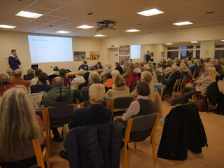Großes Publikum bei der Veranstaltungsreihe „Medizin Aktuell“ in Norderstedt zum Thema Winterblues, Altersdepression und seelische Gesundheit im Winter.