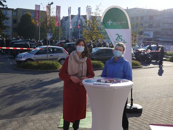 Diakonie Hospiz Wannsee - Nachricht - Trauerbegleitung bei Gedenken für verunglückte Motorradfahrer - Katharina Colling (links) und Sophie Wonneberg Diakonie Hospiz Wannsee - Nachricht - Trauerbegleitung bei Gedenken für verunglückte Motorradfahrer - Katharina Colling (links) und Sophie Wonneberg