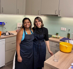 Zwei internationale Pflegekräfte kochen und backen zusammen in der Küche, Internationales Recruiting, Integration, Albertinen Krankenhaus, Hamburg
