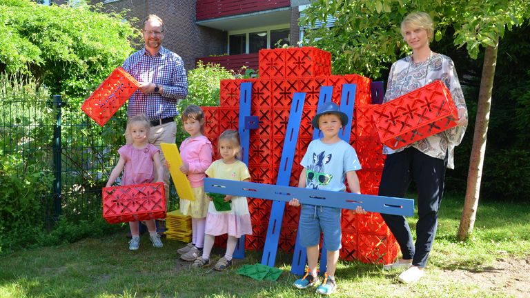 Thimo Lindner, Nicole Röper und weitere fleißige Bauleute mit den neuen Spielsteinen