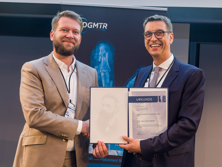 PD Dr. med. Torsten Diekhoff (links) mit Prof. Dr. med. Michael Uder bei der Preisverleihung für den Eugenie-und-Felix-Wachsmann-Preis 2025 der Deutschen Röntgengesellschaft, Immanuel Klinik Rüdersdorf, Immanuel Albertinen Zentrum für Radiologie PD Dr. med. Torsten Diekhoff (links) mit Prof. Dr. med. Michael Uder bei der Preisverleihung für den Eugenie-und-Felix-Wachsmann-Preis 2025 der Deutschen Röntgengesellschaft