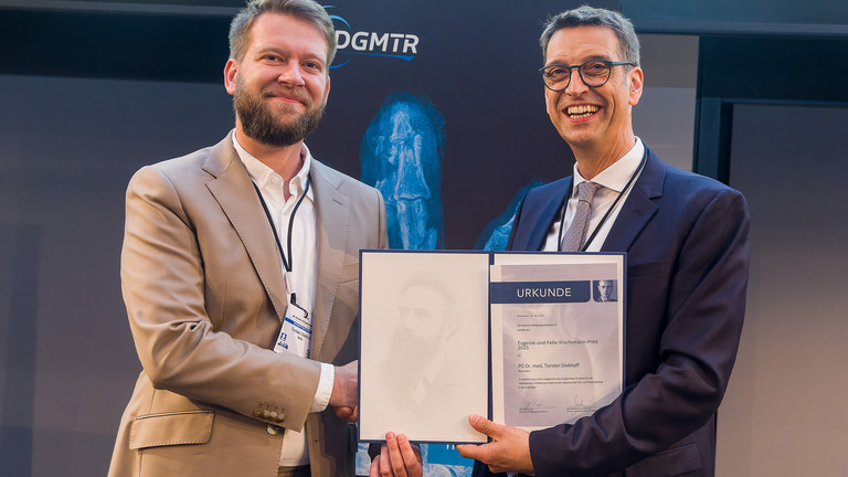 PD Dr. med. Torsten Diekhoff (links) mit Prof. Dr. med. Michael Uder bei der Preisverleihung für den Eugenie-und-Felix-Wachsmann-Preis 2025 der Deutschen Röntgengesellschaft