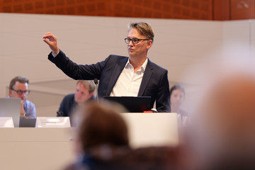 Prof. Dr. Karsten Sydow steht am Rednerpult und hält einen Vortrag beim 2. Norderstedter Herz- und Gefäßtag mit dem Albertinen Herz- und Gefäßzentrum Hamburg im Norderstedter Rathaus