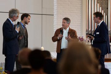 Gesprächsrunde beim Albertinen-Jahresfest mit Gästen und Verantwortlichen der Immanuel Albertinen Diakonie zum Thema „Neu“.