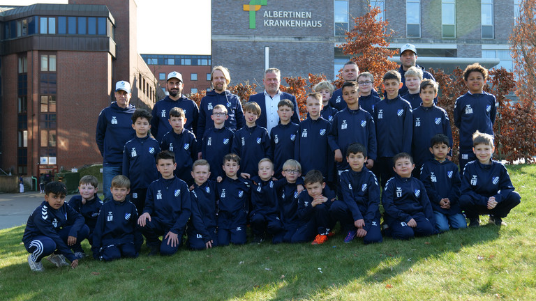 Spieler der F-Jugend Fußball TUS Germania Schnelsen in gesponsorten Trainingsanzügen mit Trainern und dem Personaldirektor Sören Jonasson vom Albertinen Krankenhaus vor dem Krankenhausgebäude, Sponsoring, Kinder- und Jugendsport, Hamburg Spieler der F-Jugend Fußball TUS Germania Schnelsen in gesponsorten Trainingsanzügen mit Trainern und dem Personaldirektor Sören Jonasson vom Albertinen Krankenhaus vor dem Krankenhausgebäude