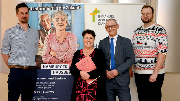 von links: Benjamin Rink, Leiter Fachstelle Hamburger Hausbesuch für Seniorinnen und Senioren, Ulrike Warlimont, Fachreferentin Fachabteilung Senioren und Pflege in der Sozialbehörde, Ralf Zastrau, Geschäftsführer im Albertinen Haus, Marcel Wendt, Stellvertretender Leiter Fachstelle Hamburger Hausbesuch