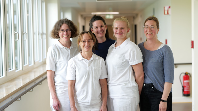 Dr. phil. Wiebke Kluth, Stella Hansen-Buck, Sabine Bösl, Greta Teitge und Ulrike Strahl stehen für ein Gruppenbild des Leitungsteams Interdisziplinäres Therapiezentrum im Albertinen Krankenhaus Hamburg nebeneinander