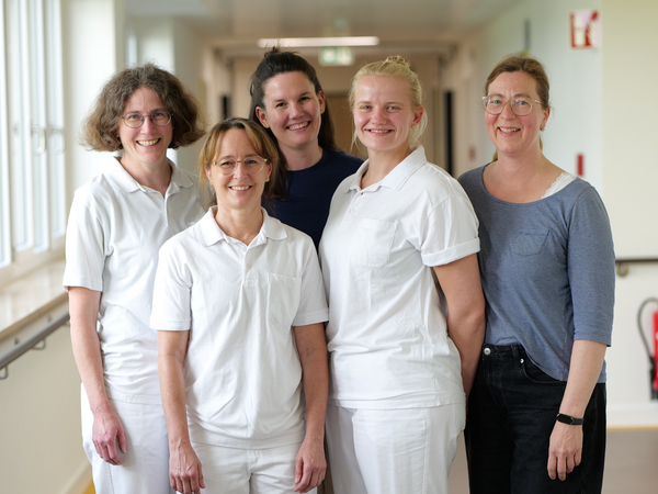 Dr. phil. Wiebke Kluth, Stella Hansen-Buck, Sabine Bösl, Greta Teitge und Ulrike Strahl stehen für ein Gruppenbild des Leitungsteams Interdisziplinäres Therapiezentrum im Albertinen Krankenhaus Hamburg nebeneinander