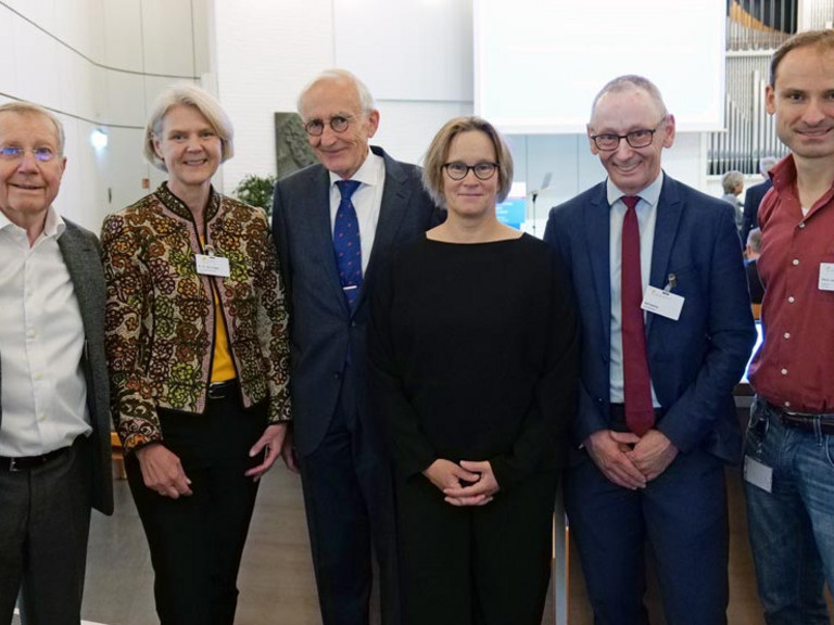 Prof. Dr. Hans-Peter Meier-Baumgartner,  Dr. Ulrike Dapp, Prof. Dr. Wolfgang von Renteln-Kruse, Melanie Schlotzhauer, Ralf Zastrau und PD Dr. Markus Gödel stehen nebeneinander und blicken freundlich in die Kamera bei der Jubiläumsveranstaltung mit Symposium und einer Dankesveranstaltung zum 25-jährige Bestehen der LUCAS Langzeit-Kohortenstudie im Hamburger Albertinen Haus und Kirche am Albertinen Krankenhaus..