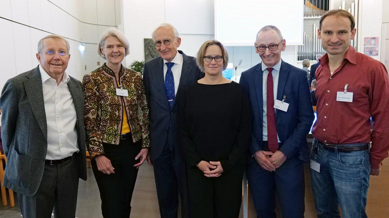 Prof. Dr. Hans-Peter Meier-Baumgartner,  Dr. Ulrike Dapp, Prof. Dr. Wolfgang von Renteln-Kruse, Melanie Schlotzhauer, Ralf Zastrau und PD Dr. Markus Gödel stehen nebeneinander und blicken freundlich in die Kamera bei der Jubiläumsveranstaltung mit Symposium und einer Dankesveranstaltung zum 25-jährige Bestehen der LUCAS Langzeit-Kohortenstudie im Hamburger Albertinen Haus und Kirche am Albertinen Krankenhaus..