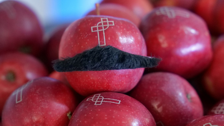 Rote Äpfel mit Schnurrbart bei der Movember-Aktion für Männergesundheit beim Spiel der Hamburg Towers