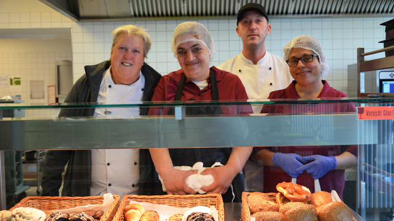 Birga Reiff, Leitung Speisenversorgung Volksdorf mit Sanja Milavoviḉ, Lukas Wittfoth und Sonia Rezgui (v.l.) hinter der Theke im Amalie Bistro beim Internationalen DUOday, Menschen mit Behinderungen, Inklusion, Vielfalt, Albertinen Services Hamburg Birga Reiff, Leitung Speisenversorgung Volksdorf mit Sanja Milavoviḉ, Lukas Wittfoth und Sonia Rezgui (v.l.) hinter der Theke im Amalie Bistro beim Internationalen DUOday