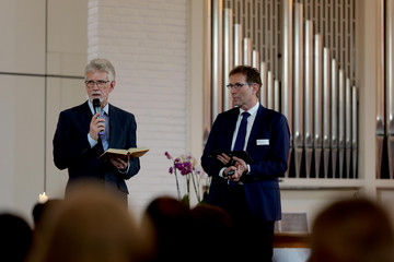 Pastor Manfred Ewaldt und Pastor Thorsten Graff begrüßen die Teilnehmenden des Festgottesdienstes zum Albertinen-Jahresfest 2026.