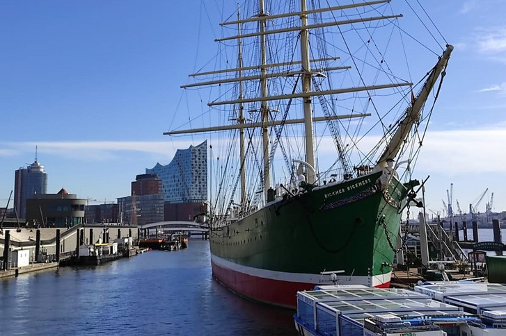 Das Museumsschiff Rickmer Rickmers an den Hamburger Landungsbrücken mit der Elbphilharmonie im Hintergrund bei strahlend blauem Himmel als Titelmotiv für die gynäkologische Fachveranstaltung 3. Hamburger Endometriosetage des Norddeutschen Endometriosezentrums für Ärztinnen, Ärzte und Zuweisende im Albertinen Krankenhaus und online.
