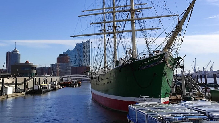 Das Museumsschiff Rickmer Rickmers an den Hamburger Landungsbrücken mit der Elbphilharmonie im Hintergrund bei strahlend blauem Himmel als Titelmotiv für die gynäkologische Fachveranstaltung 3. Hamburger Endometriosetage des Norddeutschen Endometriosezentrums für Ärztinnen, Ärzte und Zuweisende im Albertinen Krankenhaus und online.