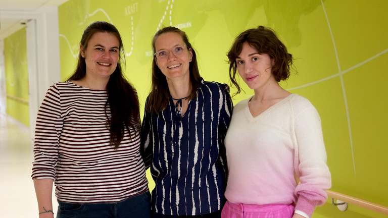 Das Team der Frühen Hilfen im Flur des Geburtszentrum im Albertinen Krankenhaus