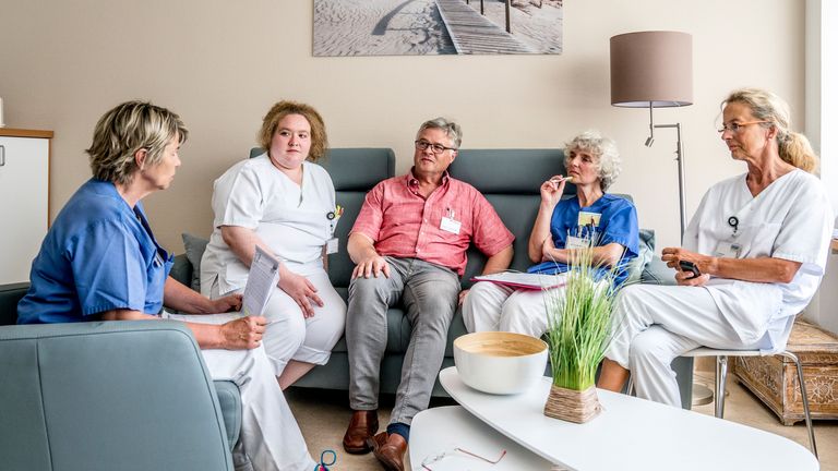 Das onkologische Palliativteam berät sich  - Innere Medizin - Interdisziplinäres Therapiezentrum - Albertinen Krankenhaus Hamburg
