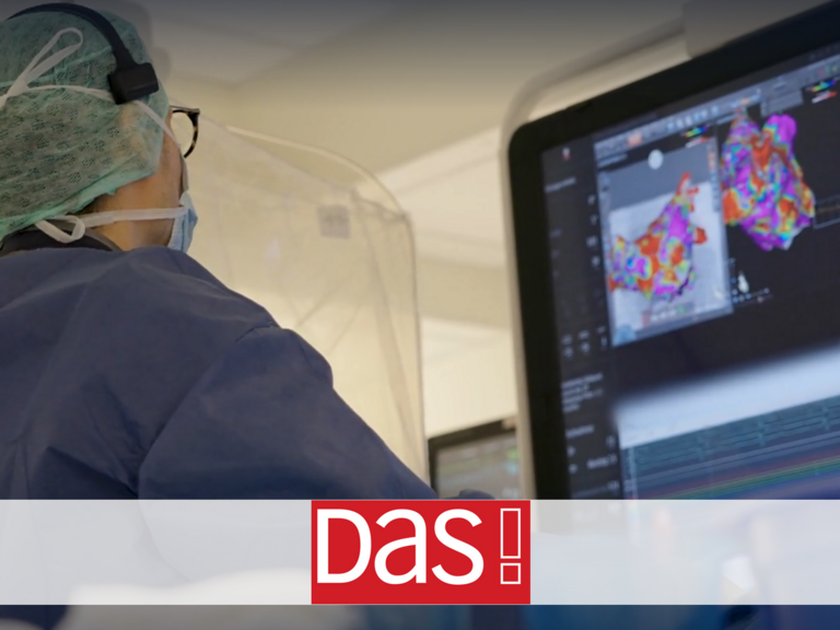PD Dr. Benjamin Schäffer, Leitender Arzt Elektrophysiologie im Albertinen Herz- und Gefäßzentrum, blickt während einer Operation auf einen großen Monitor mit medizinischen Daten im Albertinen Krankenhaus in Hamburg