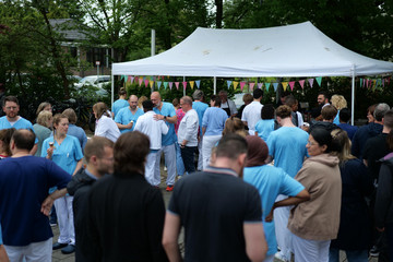 Großes Mitarbeiterevent im Albertinen Krankenhaus mit Grillbuffet und gemeinsamer Mittagspause – Wertschätzung, Teamgeist und Mitarbeiterbindung im Fokus.
