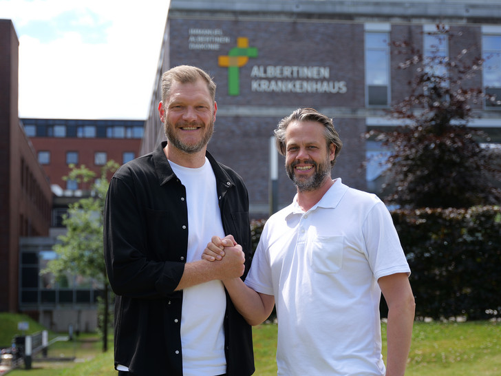 Johannes Bittner, Sportdirektor des HSVH, und PD Dr. Orla Klatte, Chefarzt für Orthopädie und Unfallchirurgie am Albertinen Krankenhaus, geben sich einen Handschlag
